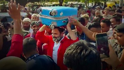 రైల్వే స్టేషన్‌లో Rahul Gandhi ప్రత్యక్షం.. కూలీలతో ముచ్చట్లు | Telugu OneIndia