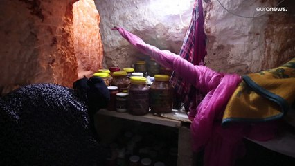 شاهد: "أشبه بالقبر".. عائلة  سورية تحفر ملجأ في الصخر كملاذ من الغارات