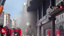 Zeytinburnu'nda 5 katlı binada çıkan yangına müdahale ediliyor