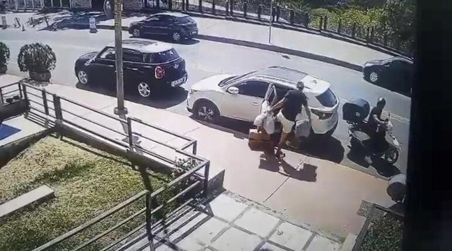 Park halindeki otomobillerin içinde bırakılan eşyaları çaldılar