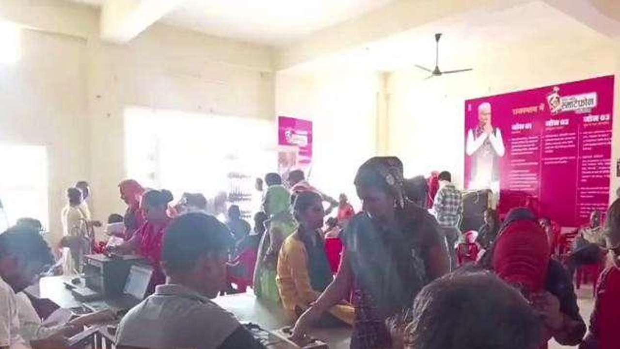 बारां: निशुल्क मोबाईल का लाभ नही मिलने से नाराज हुई महिलाएं, जानें फिर क्या हुआ?