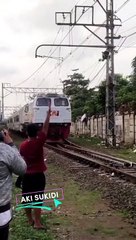 HANYA SEKEDAR MAU LEWAT DARI REL KERETA API