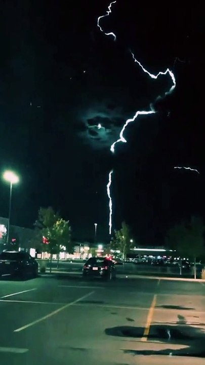 Mesmerizing Lightning Patterns: A Spectacular Display of Nature's Beauty