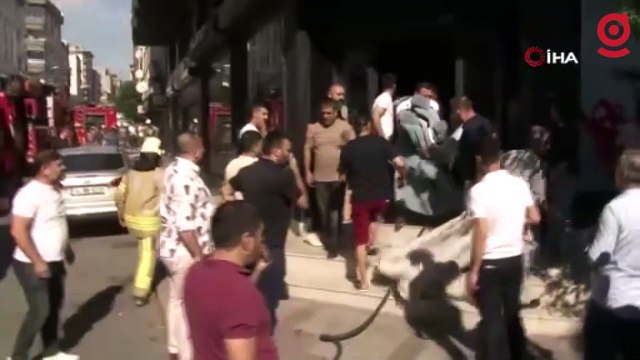 5 katlının binanın giriş katındaki tekstil atölyesinde yangın çıktı, binada mahsur kalanlar itfaiye merdiveniyle kurtarıldı