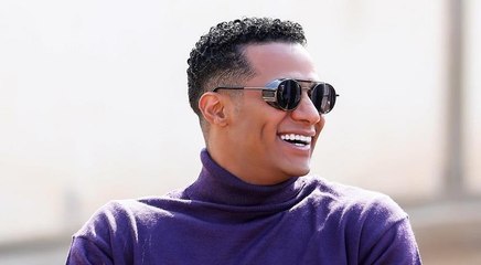 ببدلة حمراء وشعر أصفر... إطلالة محمد رمضان في حفل "موريكس دور"