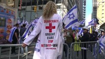 شاهد: مئات الإسرائيليين يستقبلون نتنياهو في نيويورك بالمظاهرات