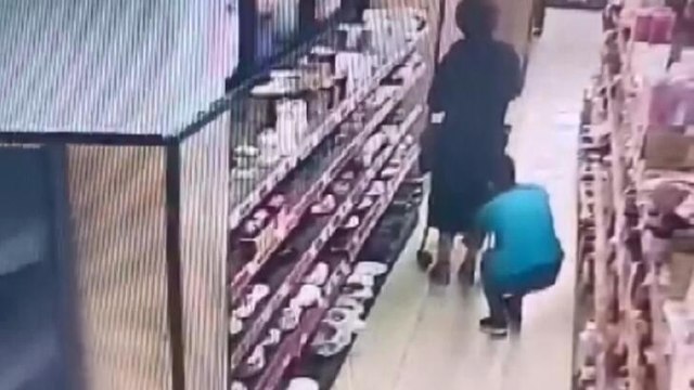 Market çalışanı, kadın müşterinin etek altı görüntüsünü çekti