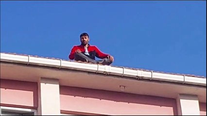 Hakkını aramak için çatıya çıkan işçi Özgür Özel devreye girince indi