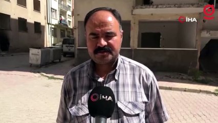 Yıkımı yapılmayan ve çevresinde önlem alınmayan ağır hasarlı binalar tehlike saçıyor