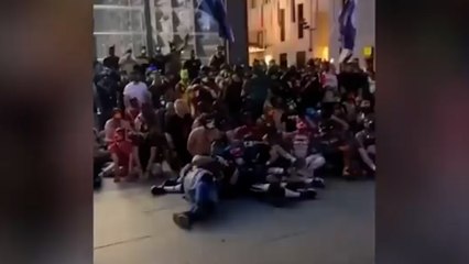 Berlin'de Kendini Köpek Olarak Tanımlayan Yüzlerce Kişi Toplandı 🐶