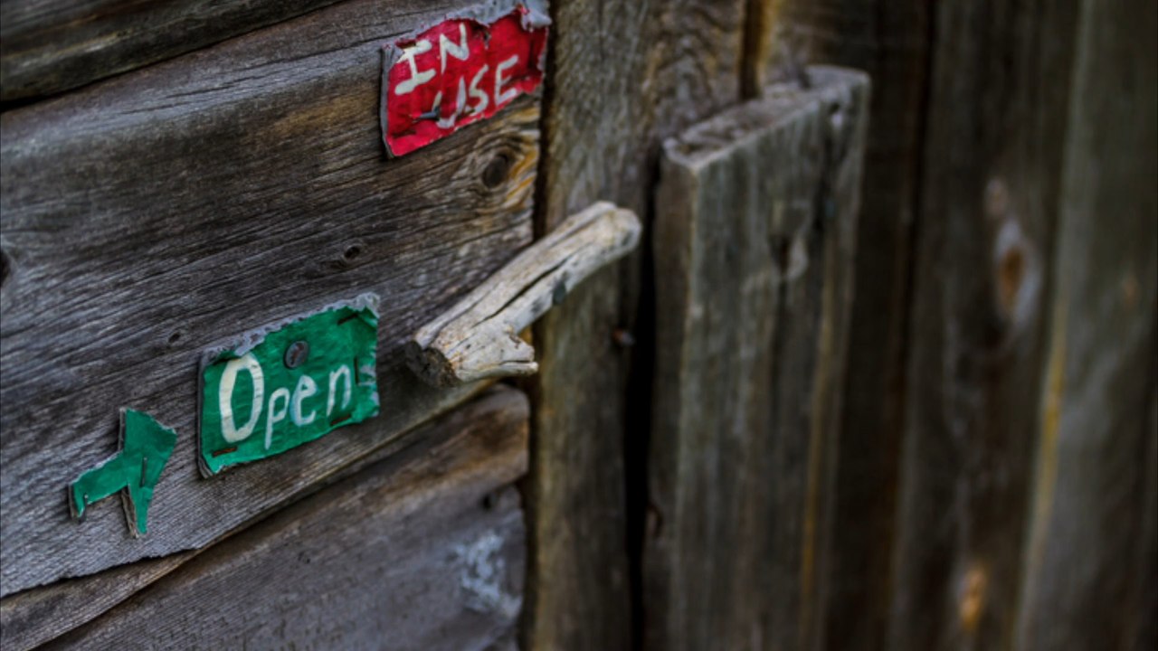 Ungewöhnliche Notlage: Frau steckt im Plumpsklo fest