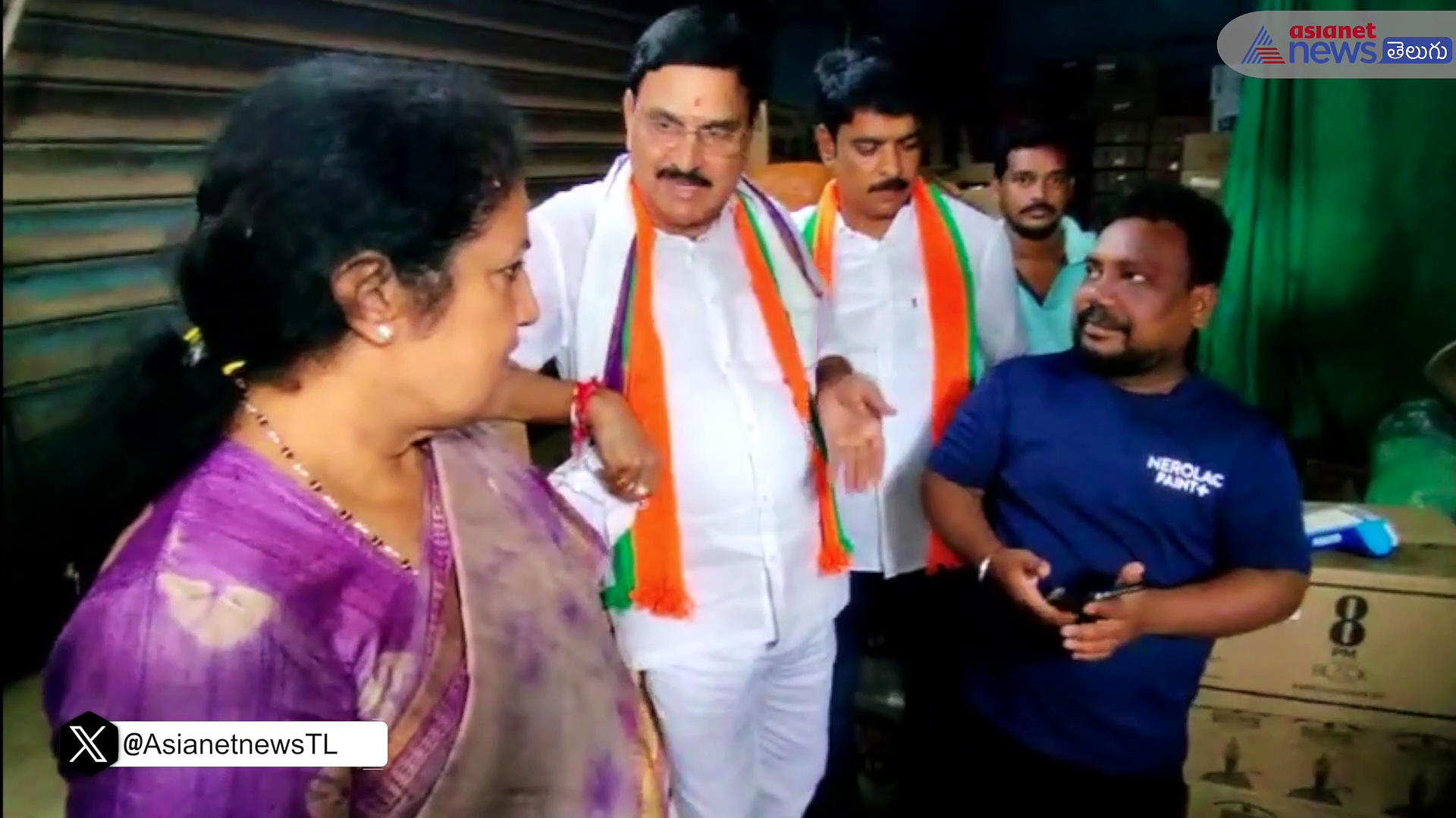 వైన్ షాప్ కు వెళ్లి... క్వాటర్ సీసాలతో రోడ్డుపైకి..: పురందేశ్వరి ఆందోళన 