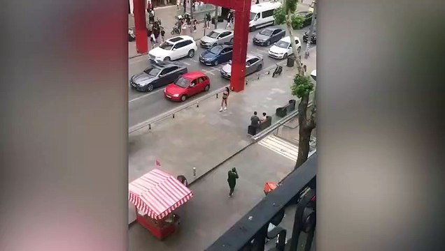 Melisa Aydınalp, daha önce giydiği ip bikini yüzünden Kadıköy’de şikayet edilmişti, bu sefer Bağdat Caddesi’nde yürürken görüldü