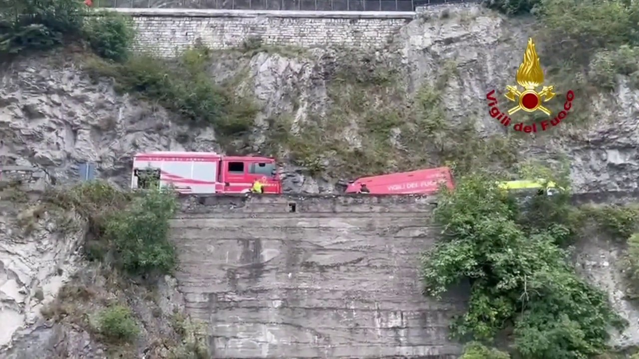 Brescia, camion cade da scarpata per 70 metri. Morto l'autista