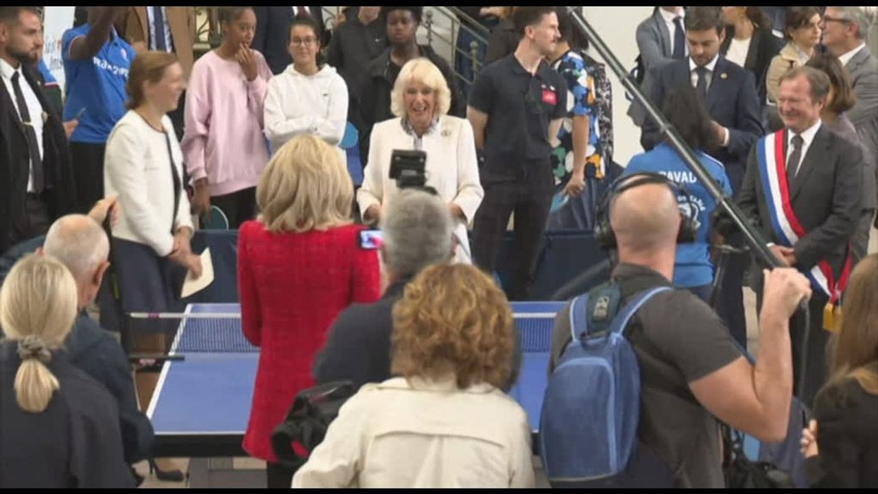 Match a ping pong tra Brigitte Macron e la regina consorte Camilla