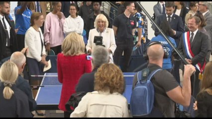Match a ping pong tra Brigitte Macron e la regina consorte Camilla