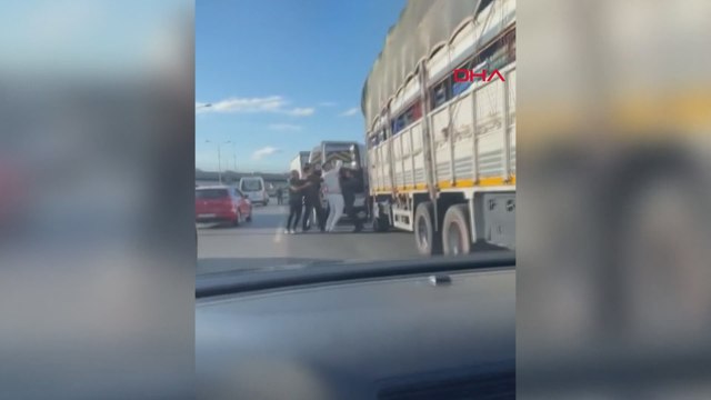 İstanbul'da minibüs ve TIR şoförünün yol kavgası kamerada