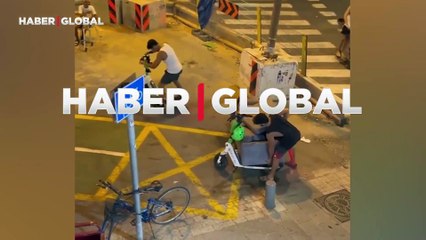 Elektrikli scooter ile taşıdıkları eşyayı görenler gözlerine inanamadı