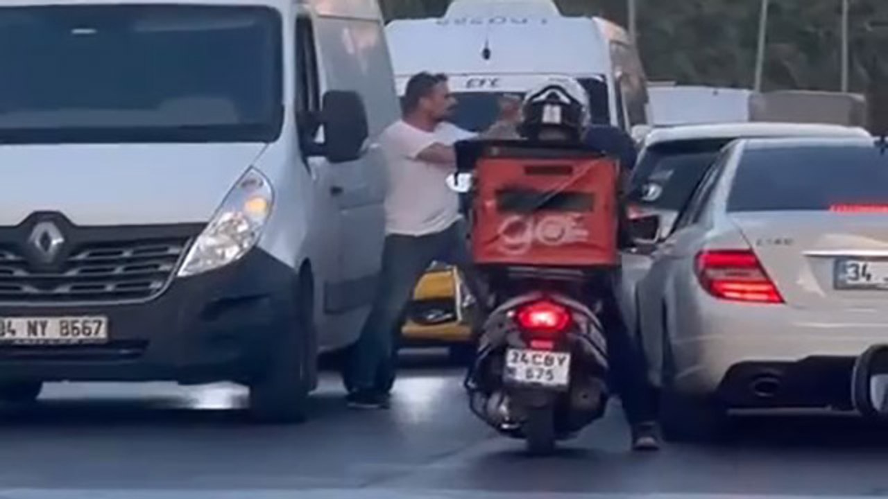 Tekmeli yumruklu yol verme kavgası