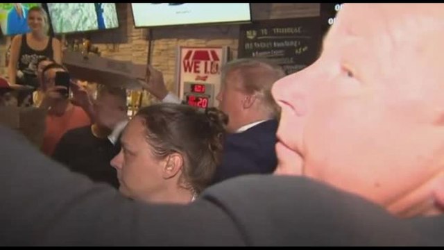 Usa, Donald Trump distribuisce pizze ai suoi fan in Iowa