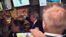 Usa, Donald Trump distribuisce pizze ai suoi fan in Iowa