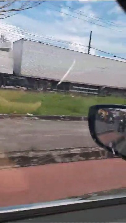 Motociclista se envolve em acidente com ônibus...