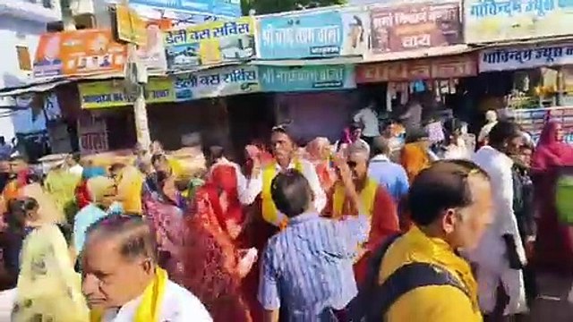 नाचते-गाते गोवर्धन रवाना हुए श्रद्धालु