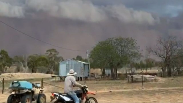 CRAZY dust storm rolls into NSW, Australia in intimidating fashion *TIMELAPSE*