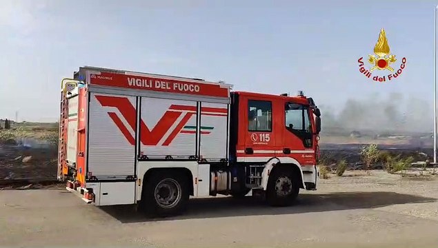 Incendio vicino all'aeroporto di Catania