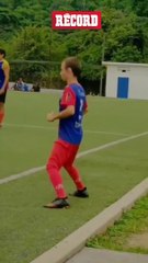 ¡UFFF! QUE CLASE, QUE MANERA DE CALENTAR DE ESTE CRACK #futbol #FUNNY #comedia