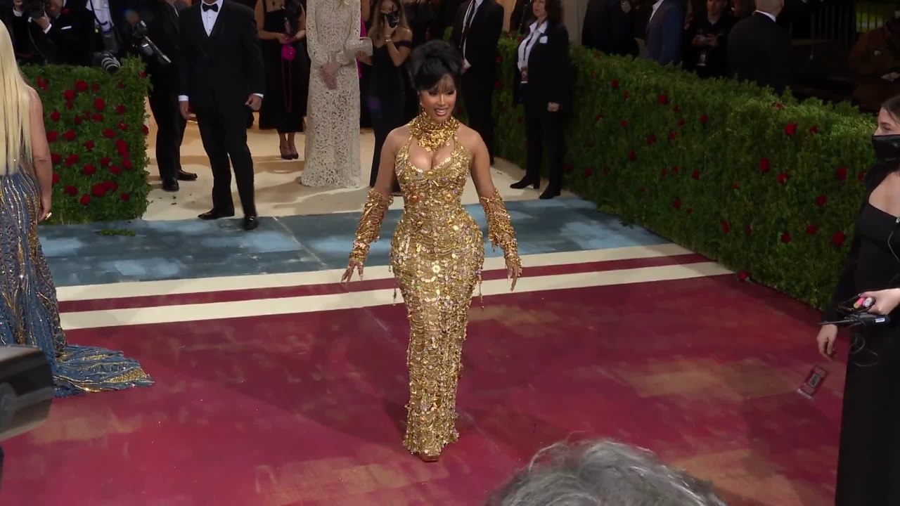 Cardi B Throws Microphone At Fan After They Tos...