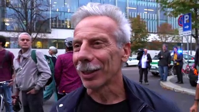 Protesta ciclisti a Milano: in strada anche Giovanni Storti