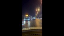 Resmen cinayete teşebbüs! İBB'nin yol tamiri için koyduğu dubalara çarparark metrobüsün önüne attı