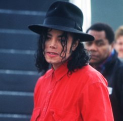 Un chapeau de Michael Jackson mis aux enchères à Paris