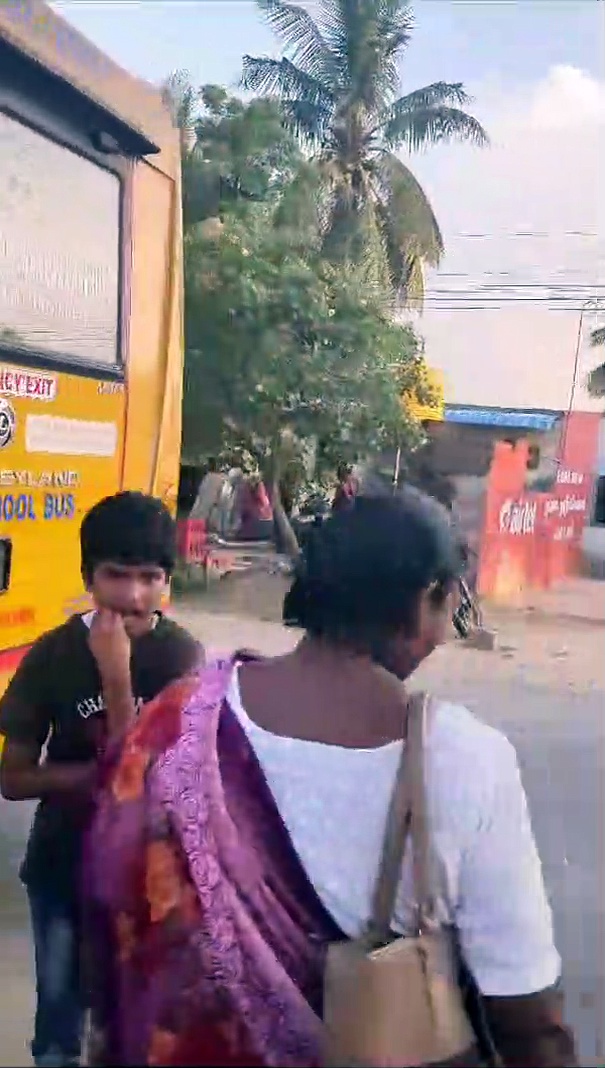 பள்ளிப்பேருந்தில் வந்து மதபிரசாரம் செய்த 30 பேரை பொதுமக்கள் சிறை பிடித்ததால் பரபரப்பு