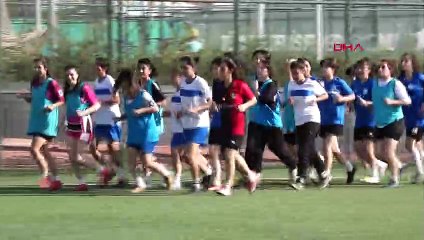 Van'da Futbol Antrenörü Mecit Tekin'in İkna Ettiği Genç Kızlar 2. Lig'e Yükselmek İçin Hazırlanıyor