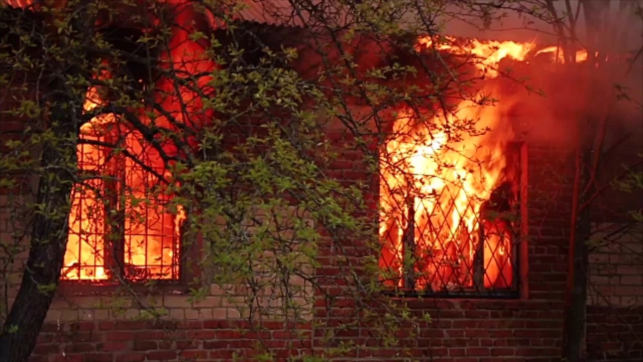 Drama bei Brand: Flucht vor Flammen endet tödlich