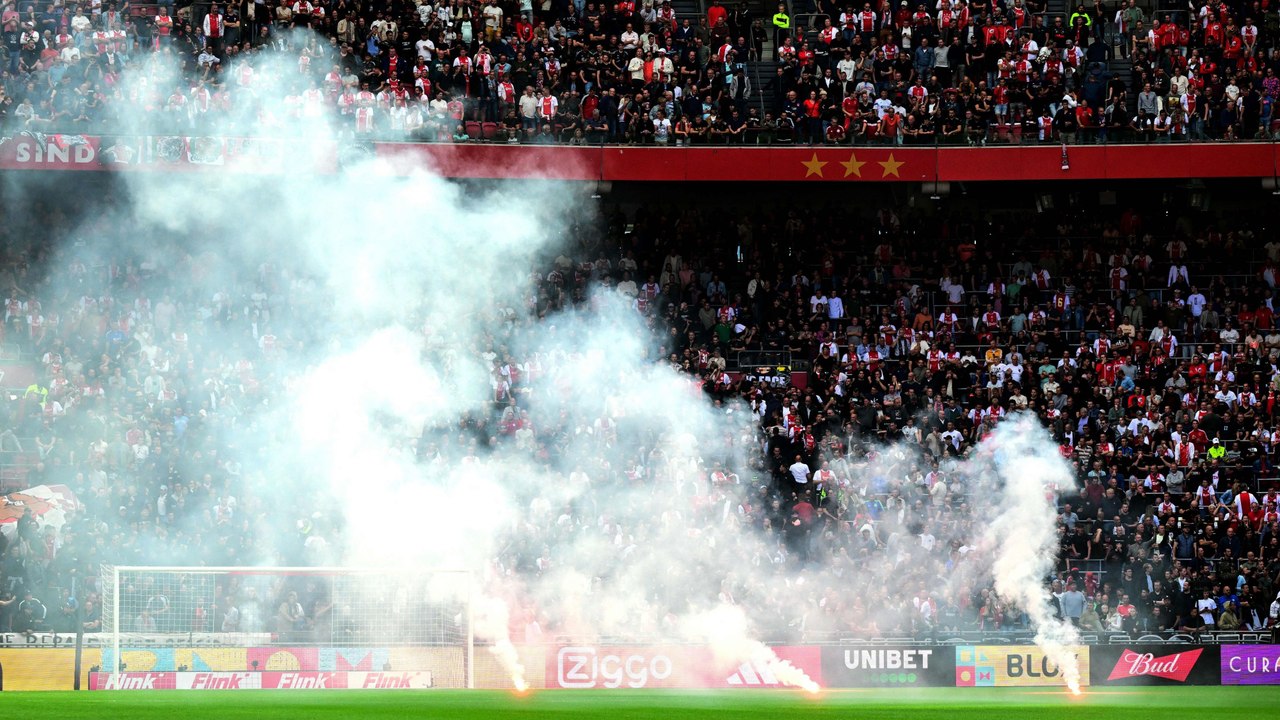 Auf Platz und Rängen katastrophal: Ajax-Fans sorgen für Spielabbruch