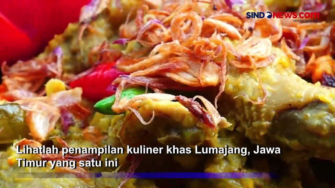 Kenikmatan Ayam Pedas Disajikan Diatas Daun Pisang Yang Menggugah