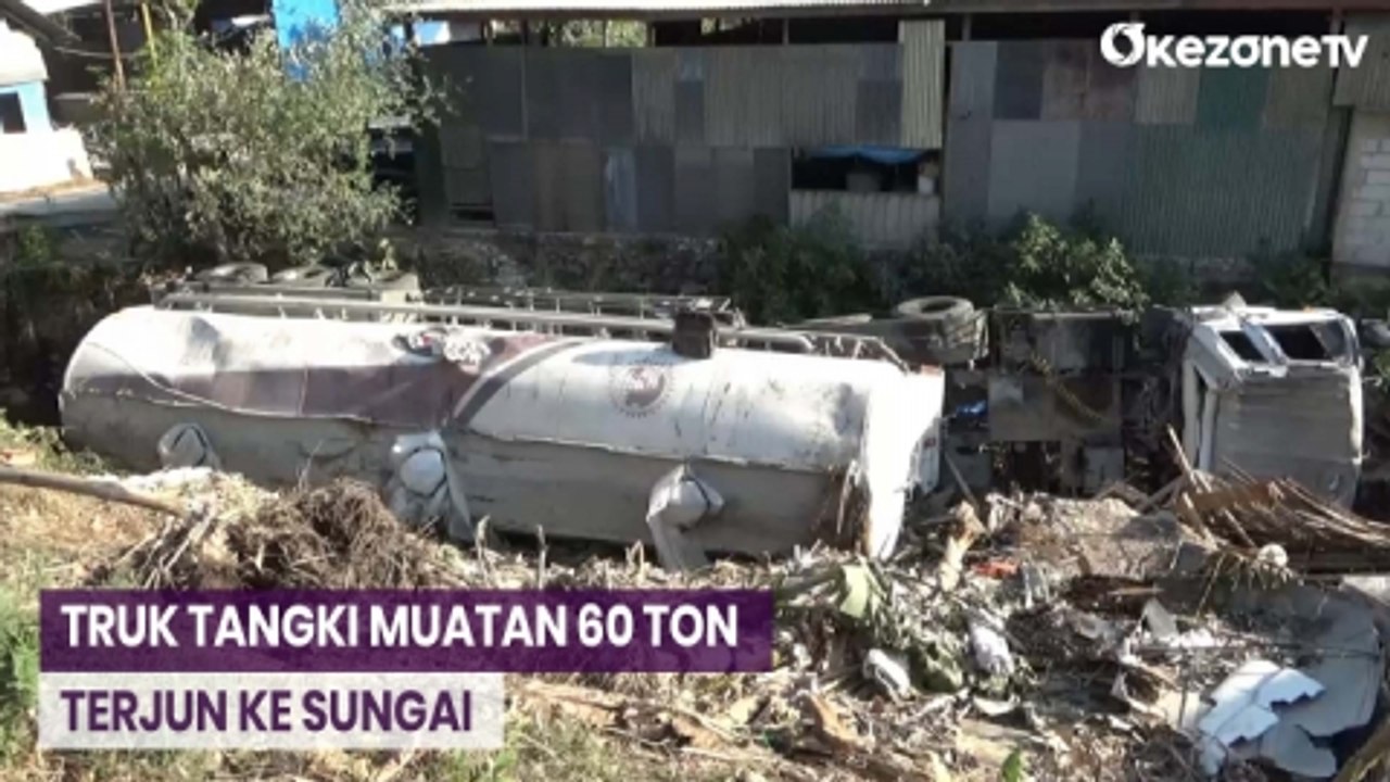 Truk Tangki Muatan 60 Ton Semen Terguling dan Terjun ke Sungai di Maros