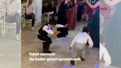 Düğünde "Tokat sarması" oynayan iki minik izleyenleri hayran bıraktı!