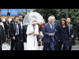 PHOTOS Charles III et Camilla rincés par la pluie : visite maussade pour le couple sur un lieu qui r