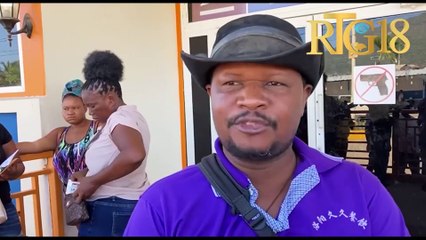 Rivyè Masak.- Rosemond Jean pral pote sipò'l bay moun kap travay nan kanal irigasyon an.
