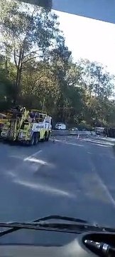 Tombamento de carreta na BR-040 deixa um ferido e interdita trânsito