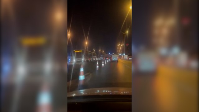 Murat Ongun paylaştı: İstanbul’da bir sürücü çalışma için konulan dubaları metrobüs yoluna devirdi