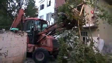 Belediye başkan adayının evinden 15 kamyon çöp çıktı