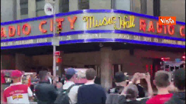 In fiamme un furgoncino dei gelati sotto al Radio City Music Hall di Manhattan, a New York