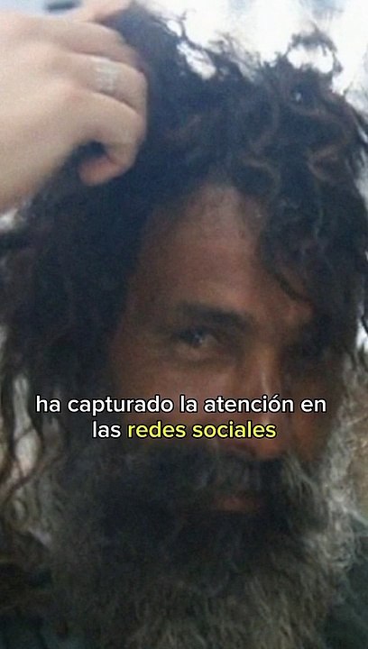 Este Peluquero transforma mendigo en todo un galán