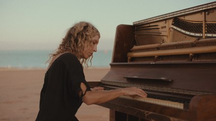 Sophie Hutchings - Into The Wild