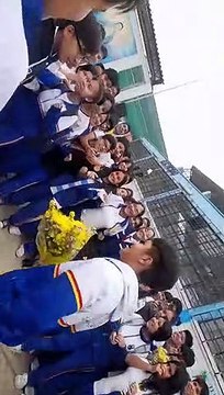 Estudiante regala flores amarillas en colegio